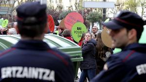 Ertzaintza custodien la vivenda del diputat del PP José Eugenio Azpiroz, dilluns a Sant Sebastià.