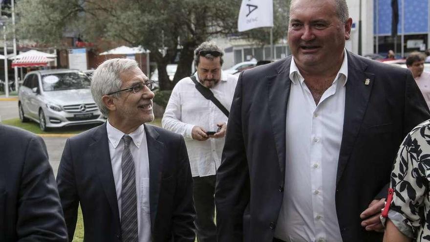 Llamazares, a la izquierda, junto a Ramón Argüelles, ayer en la Feria de Muestras de Asturias.