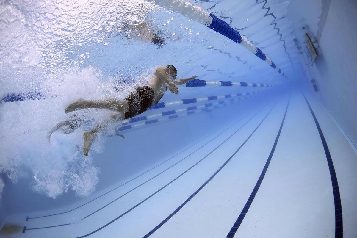 Nadar es un ejercicio ideal para quemar calorías