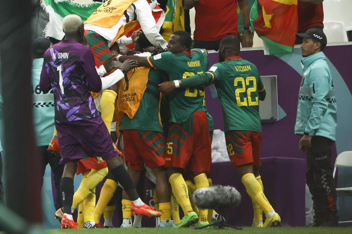 GR5436. LUSAIL (CATAR), 02/12/2022.- Jugadores de Camerún celebran un gol de Vincent Aboubakar hoy, en un partido de la fase de grupos del Mundial de Fútbol Qatar 2022 entre Camerún y Brasil en el estadio de Lusail (Catar). EFE/ Juanjo Martin