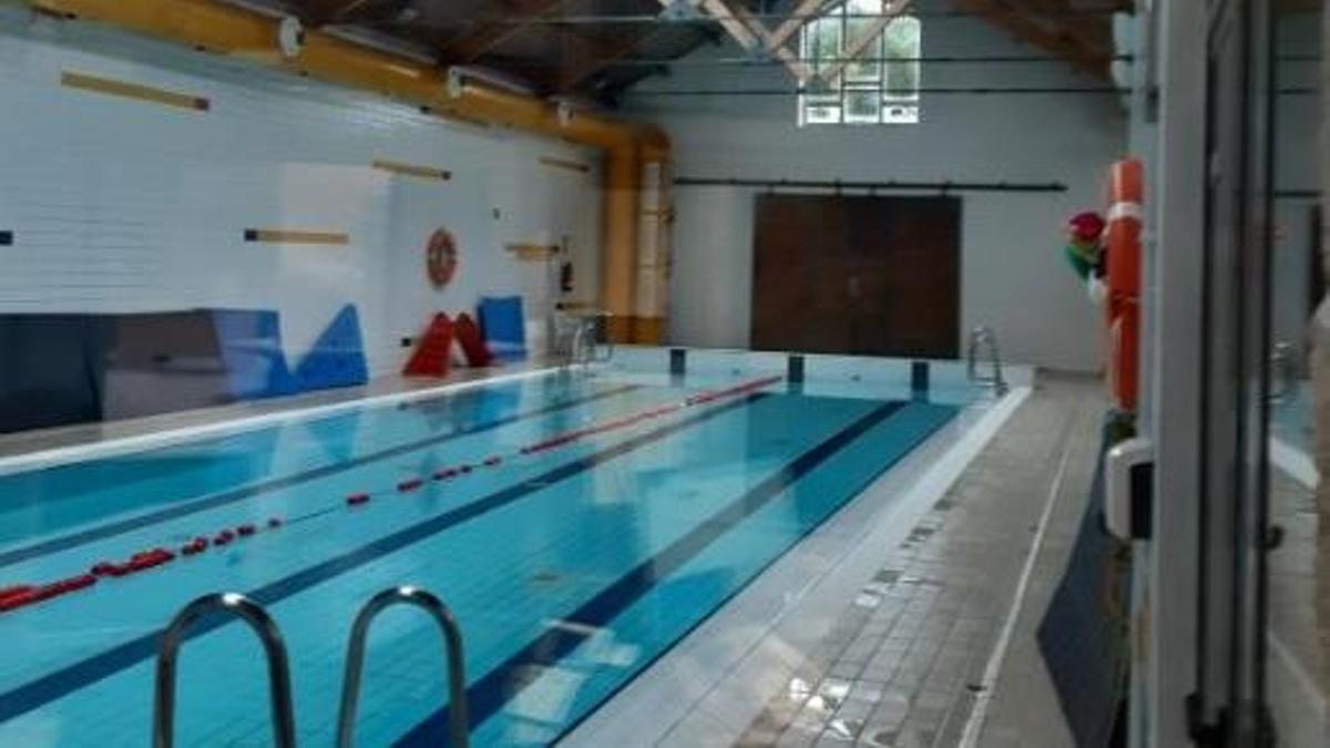 Piscina del complejo A Fábrica, en Santa Cristina.