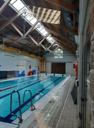 Oleiros saca a concurso obras para mejorar el aislamiento de la piscina de A Fábrica