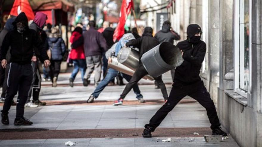 Los radicales destrozan el mobiliario urbano