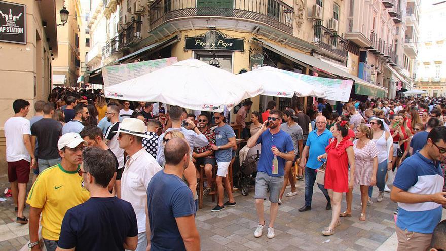 Malagueños y turistas llenan los bares del Centro este sábado.