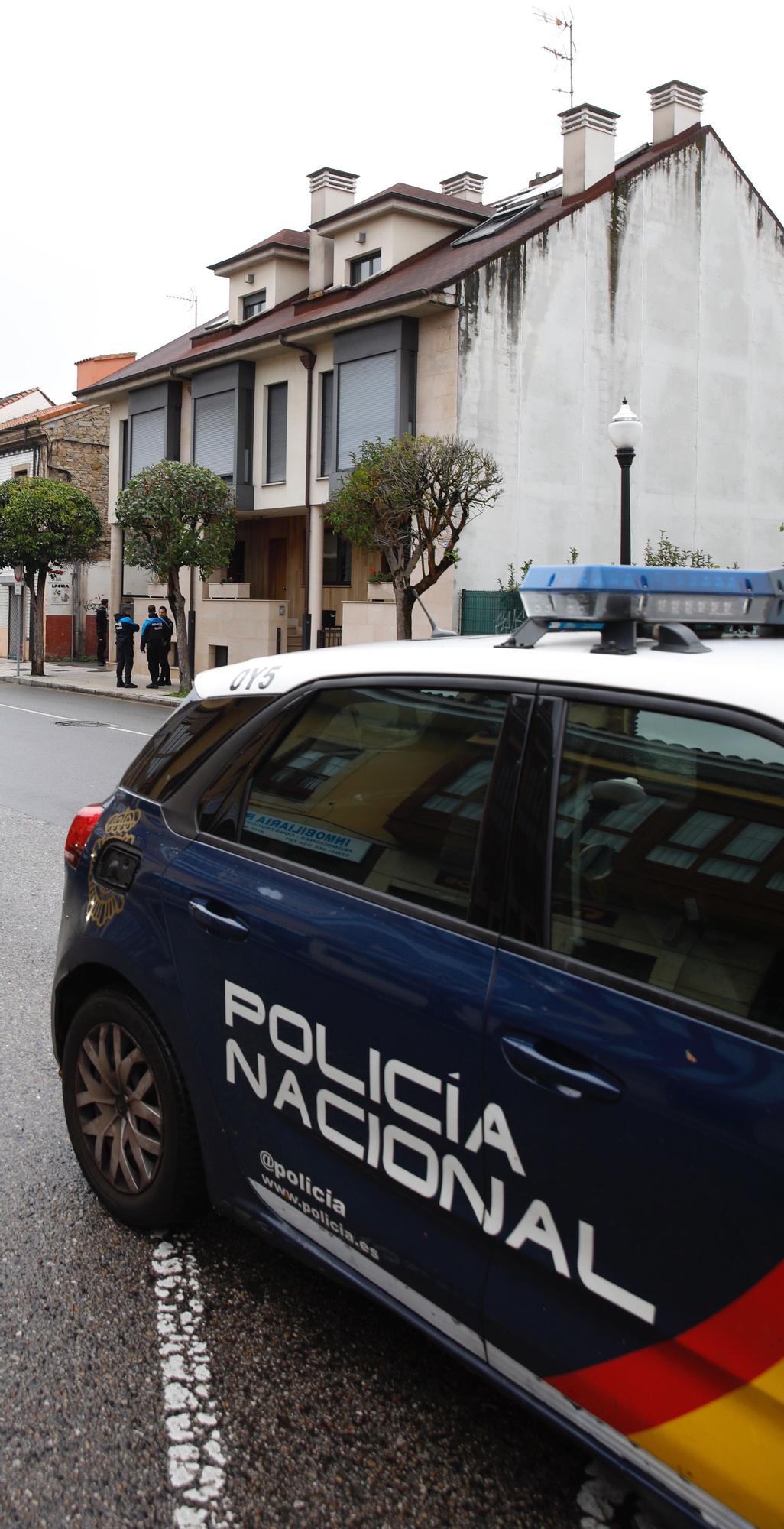 Amplio dispositivo en La Guía por el hallazgo de un hombre "que llevaba días muerto" en su piso