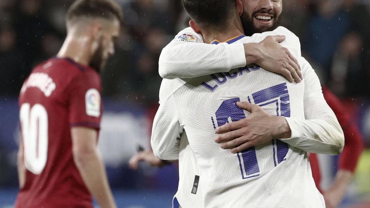 Nacho abraza al gallego Lucas Vázquez, autor del tercer y definitivo gol del Madrid ayer en Pamplona. |  // EFE