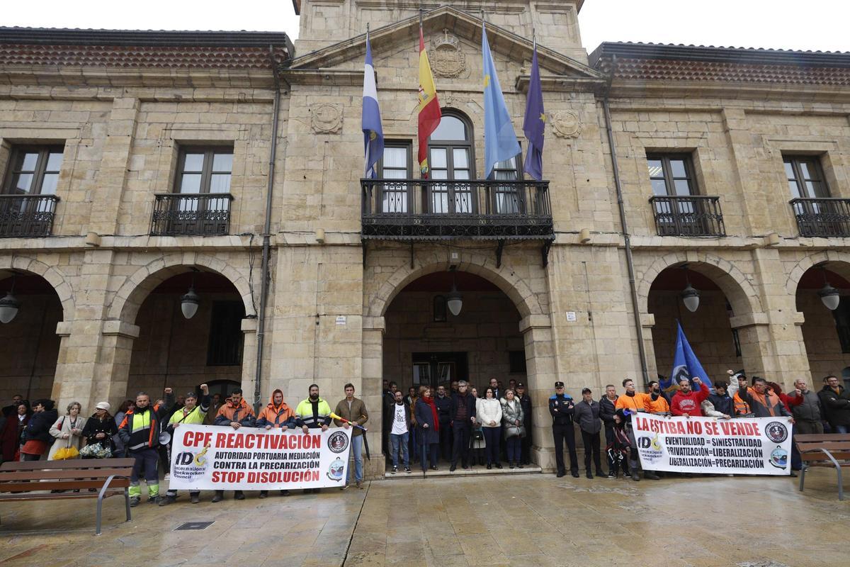 EN IMÁGENES: La alcaldesa de Avilés sufre un escrache en un minuto de silencio por el 11M