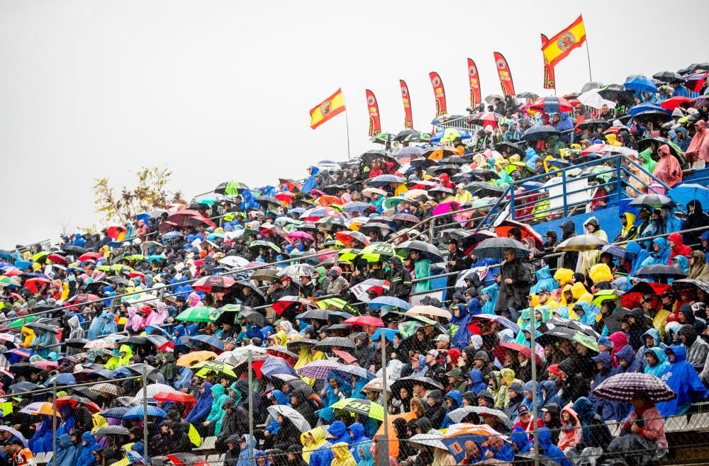 Más de 170.000 valientes desafían a la lluvia en Cheste