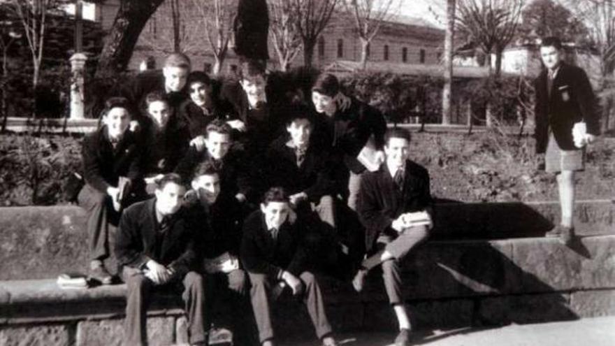 Alumnos uniformados del Instituto en la Alameda, a finales de los años 50. // Rafa