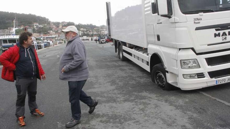 El camión hundido en el socavón que se abrió en el muelle al paso del vehículo. // Santos Álvarez