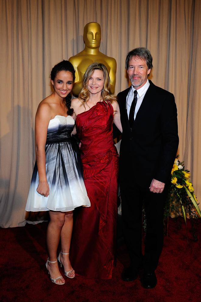 Claudia Rose, Michelle Pfeiffer y David E. Kelley, en la 82ª gala de los premios Oscar