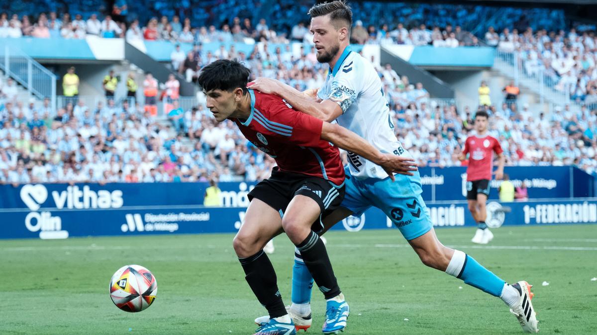 Genaro disputa un balón ante el Celta Fortuna.