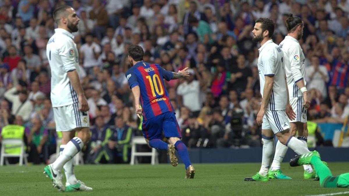 Messi celebra su primer gol al Madrid en el Bernabéu.