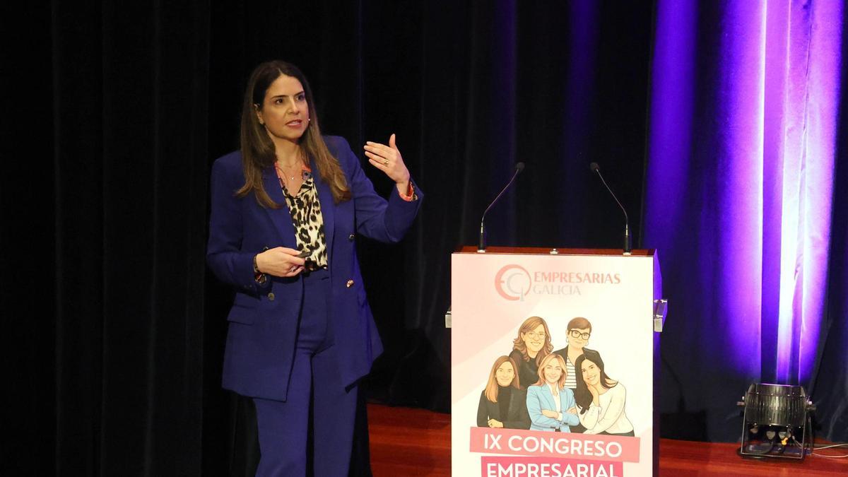 Almudena Justo durante la ponencia «Galicia, referente de desarrollo tecnológico»