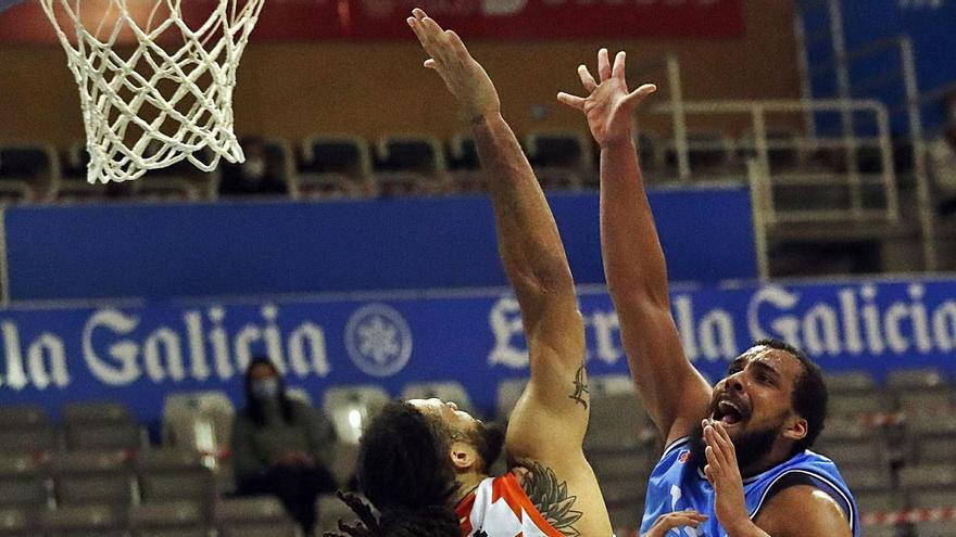 Gary McGhee defiende a Kevin Larsen en el Breogán-Leyma disputado ayer en Lugo. |  // EL PROGRESO