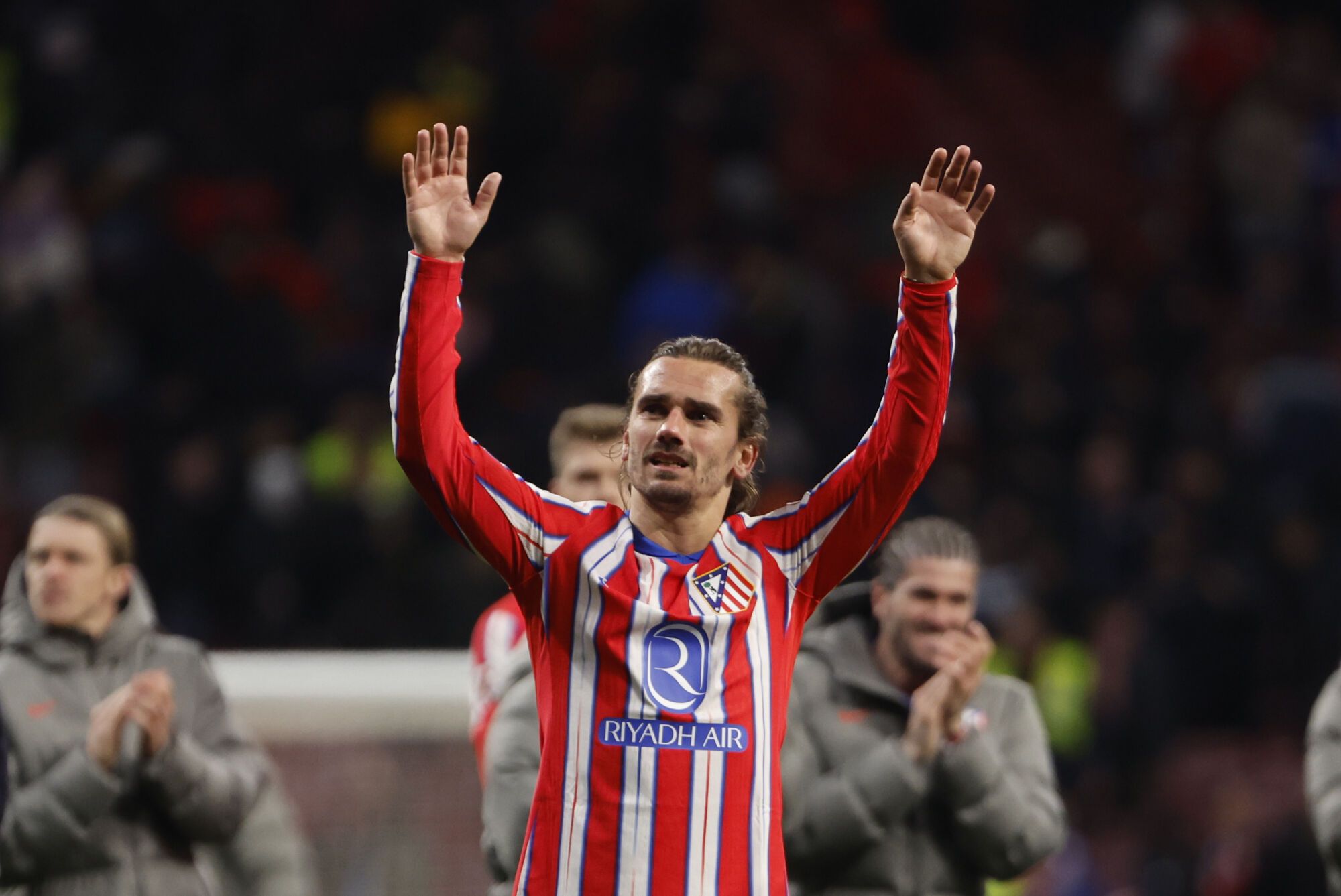 MADRID, 08/12/2024.- El delantero francés del Atlético de Madrid, Antoine Griezmann, celebra la victoria del equipo rojiblanco a la finalización del encuentro correspondiente a la jornada 16 de Laliga EA Sports que han disputado hoy domingo Atlético de Madrid y Sevilla en el estadio Metropolitano, en Madrid. EFE / Sergio Perez.
