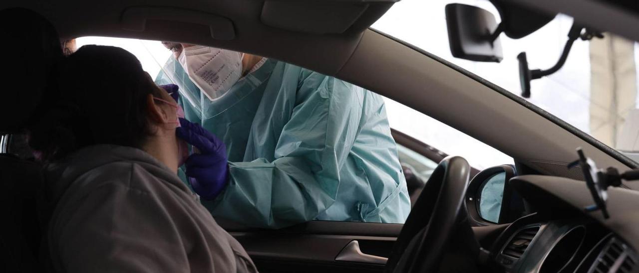 Una sanitaria realizando ayer una PCR a una paciente en el COVID Auto del Cunqueiro.