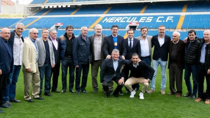 Mario Kempes posa junto a todos los excompañeros, expresidentes y representantes del Hércules que le acompañaron durante el homenaje de INFORMACIÓN.