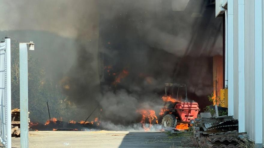 Fornells de la Selva Avellaneda Incendi en una màquina exterior genera una gran columna de fum