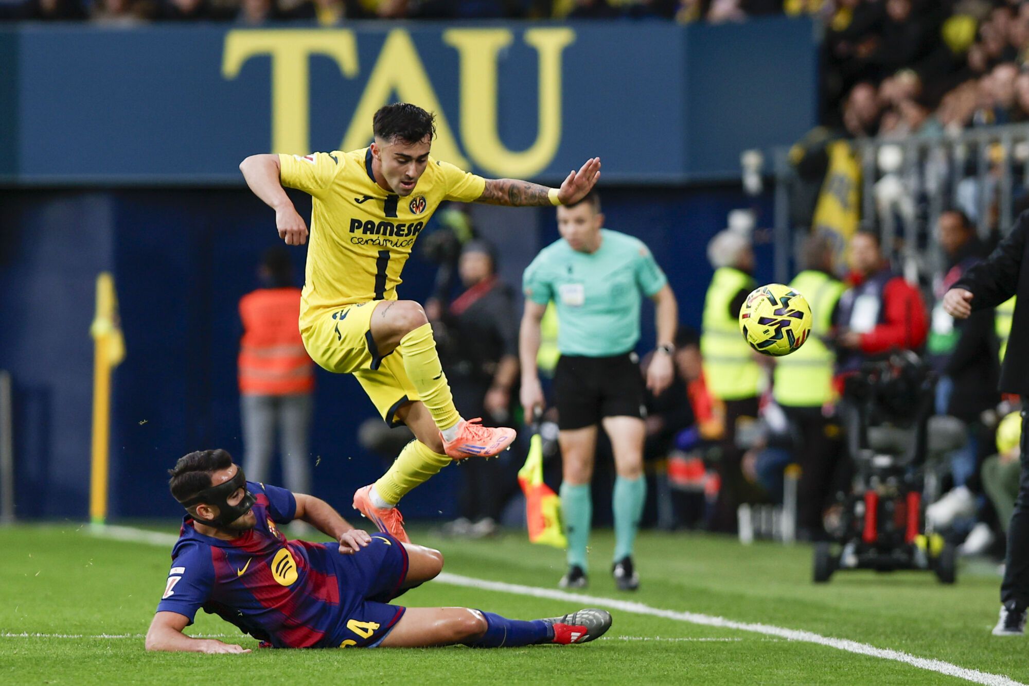 VILLARREAL (CASTELLÓN), 21/12/2025.- El centrocampista del Villarreal Alberto Moleiro (arriba) pelea un balón ante el defensa del Barça Eric García este domingo, durante el partido de la jornada 17 de LaLiga EA Sports, que disputan Villarreal CF y el FC Barcelona en el Estadio de la Cerámica. EFE/ Biel Alino