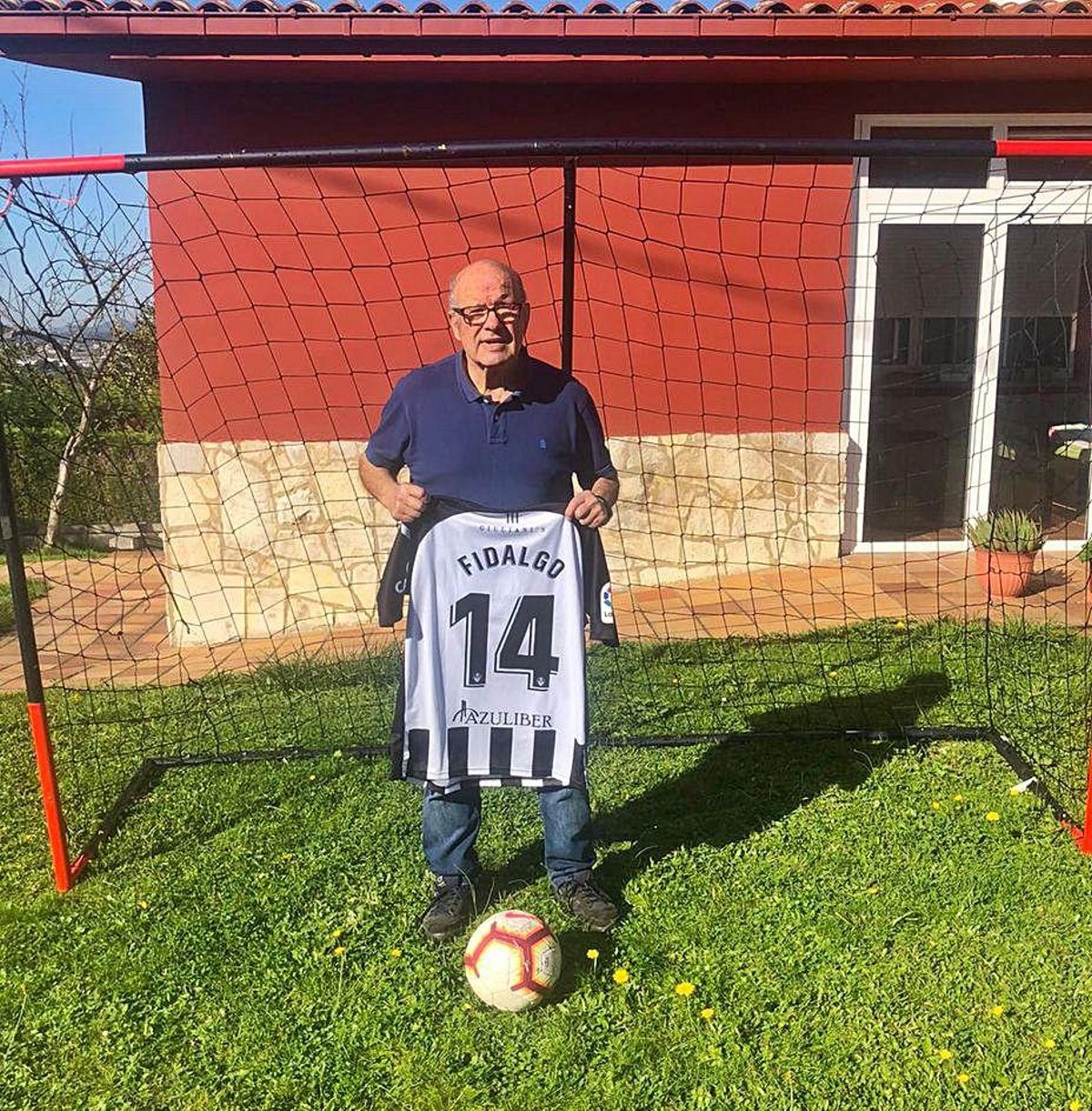 Rafael Fidalgo, abuelo de Álvaro, ayer, en su casa de Hevia, en la portería con la que jugaba con su nieto. | C. F.