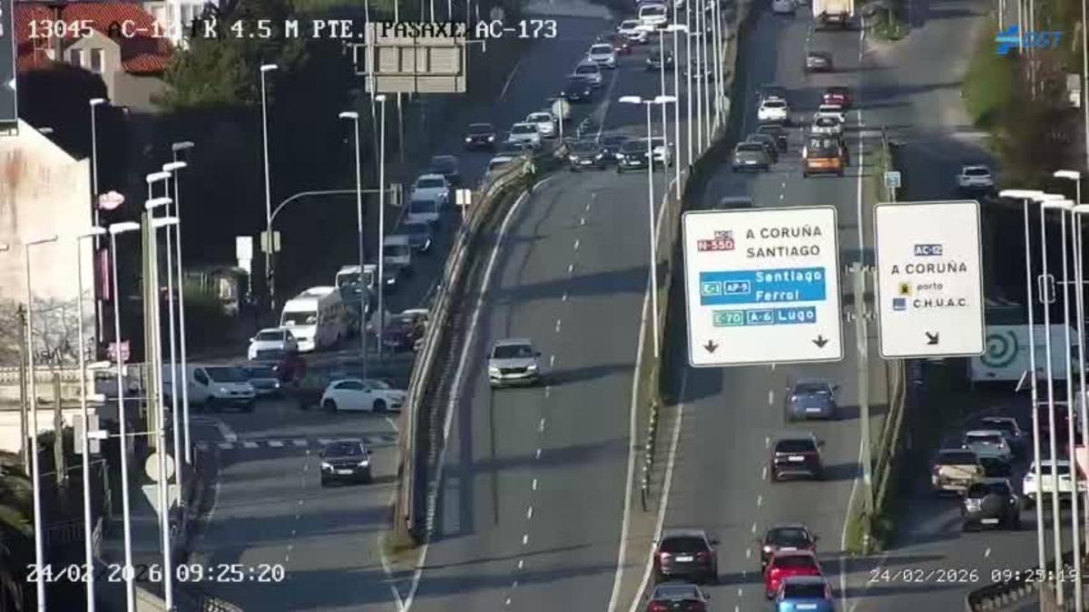 Retenciones kilométricas en la salida de A Coruña por la avenida de Alfonso Molina.
