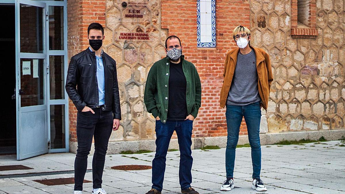 El profesor Iago Ramos, entre dos de sus alumnos de la Escuela de Magisterio de Zamora.