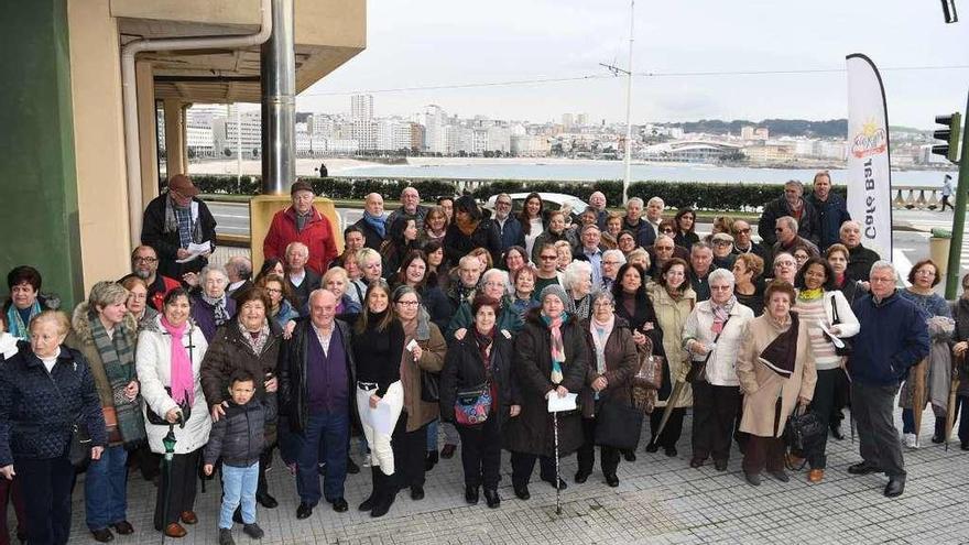 Gallegos retornados y venezolanos residentes en la comunidad, en la reunión organizada ayer en A Coruña.