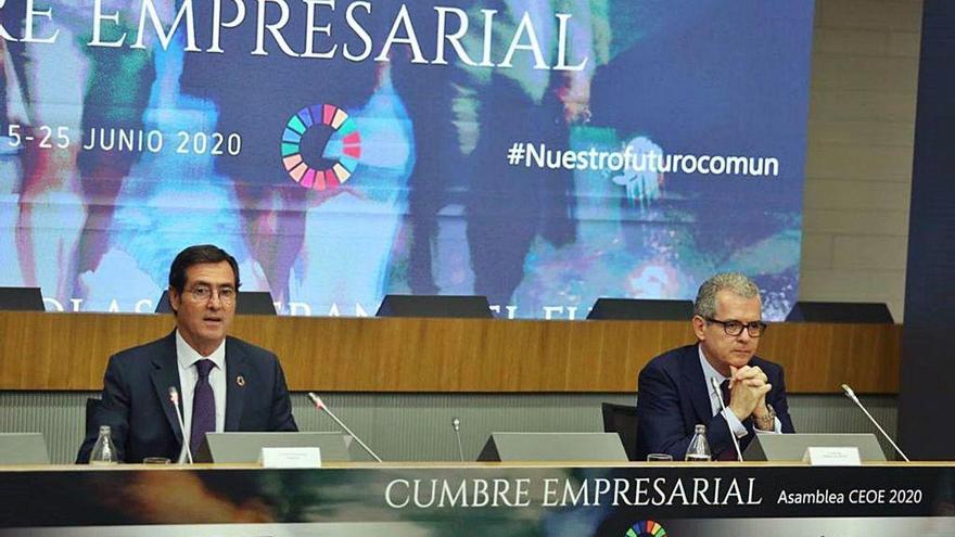 Antonio Garamendi y Pablo Isla, ayer en la Asamblea de la CEOE.