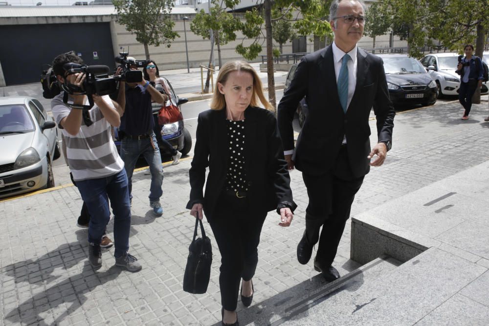 Rosa Barceló, esposa del expresident de la Generalitat y exministro de Trabajo y exportavoz del Gobierno Eduardo Zaplana, a su llegada a la Ciudad de la Justicia.
