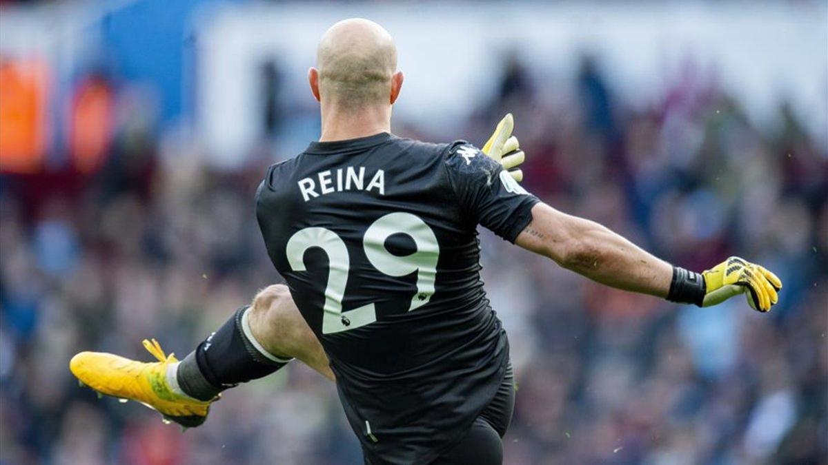 Pepe Reina defiende la portería del Aston Villa, cedido por el Milan