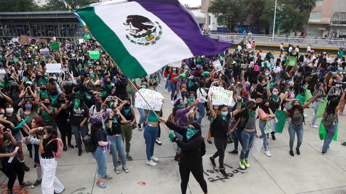 Mujeres marchan a favor del aborto legal y seguro en México.