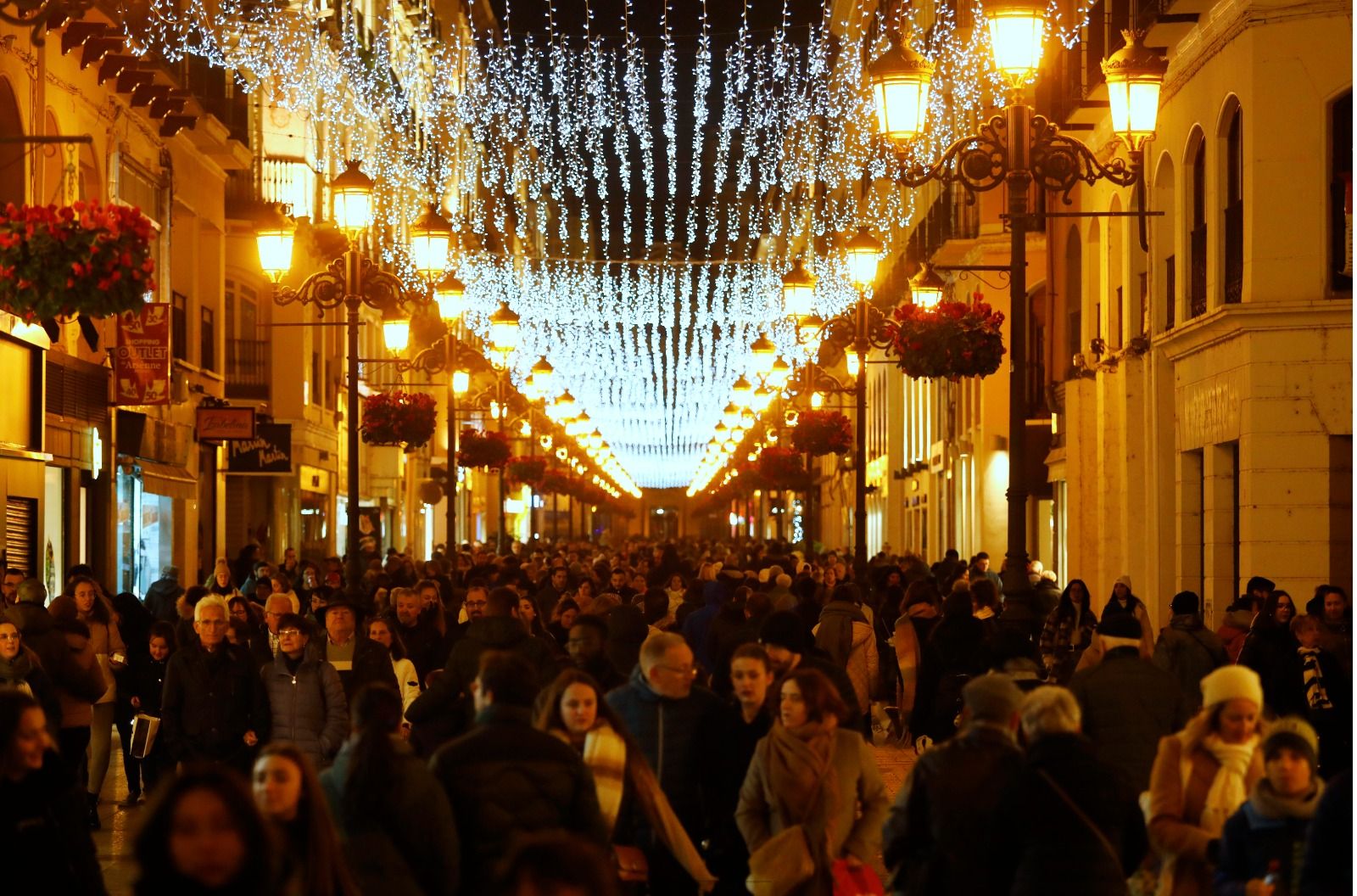 Ni el frío ni el puente pueden con el mercadillo navideño de la plaza del Pilar