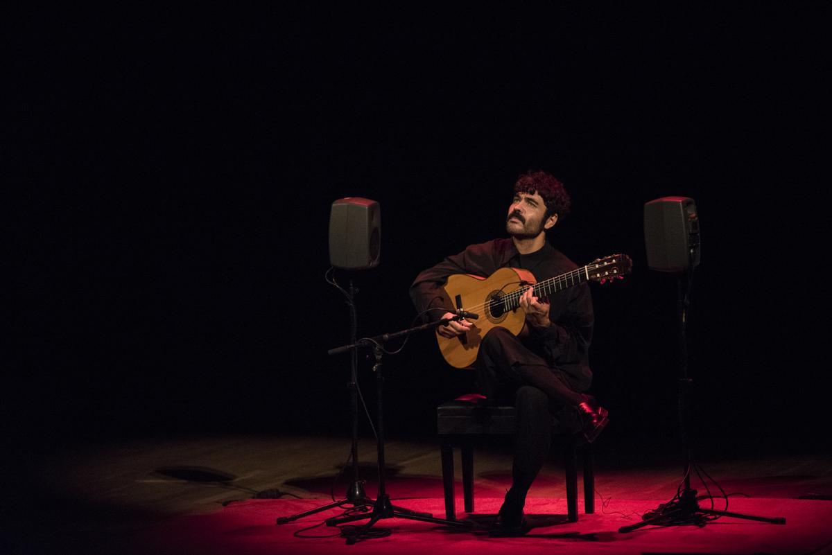 Joselito Acedo durante su recital Alive en el ciclo Guitarra desnuda de la XXII Bienal de Flamenco de Sevilla