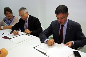 El conseller Recoder i l’alcalde Navarro aquest dijous a Terrassa després de firmar el conveni de col·laboració respecte Ca n’Anglada.