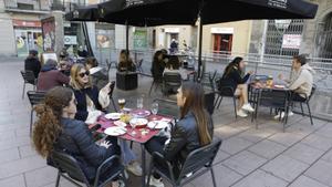 Terrazas abiertas en el primer día de la desescalada de 2020 en la plaza de la Revolució de Gràcia.