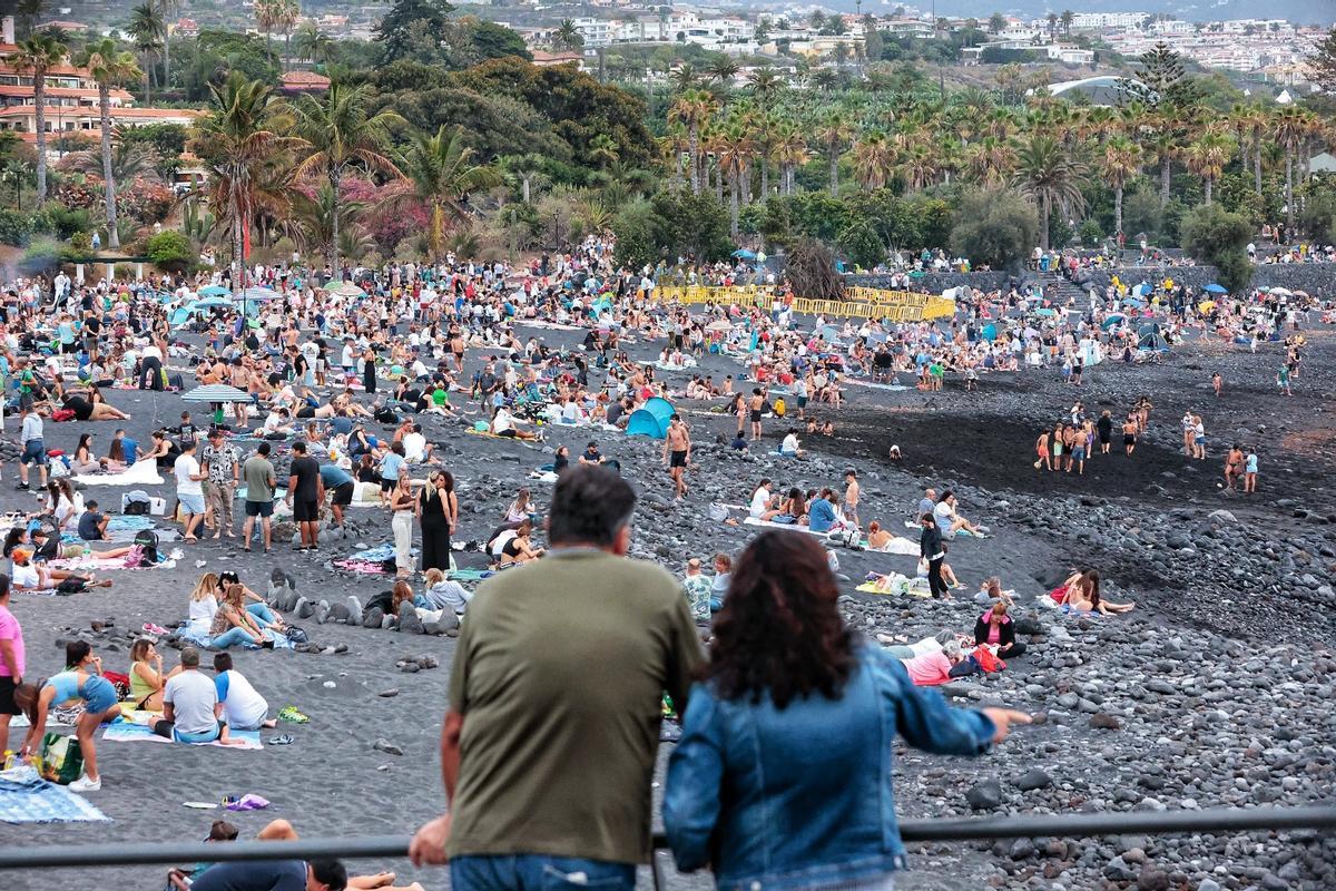 Miles de personas acudieron a la Noche de San Juan en Playa Jardín el 23 de junio de 2024: ese día ya se sabía que los niveles de contaminación desaconsejaban el año en esta zona.