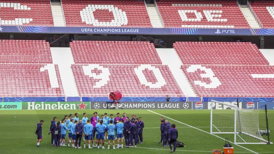 El Barça, preocupado por el césped del Metropolitano: "Se arreglará... Creo"