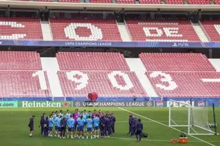 El Barça, preocupado por el césped del Metropolitano: "Se arreglará... Creo"