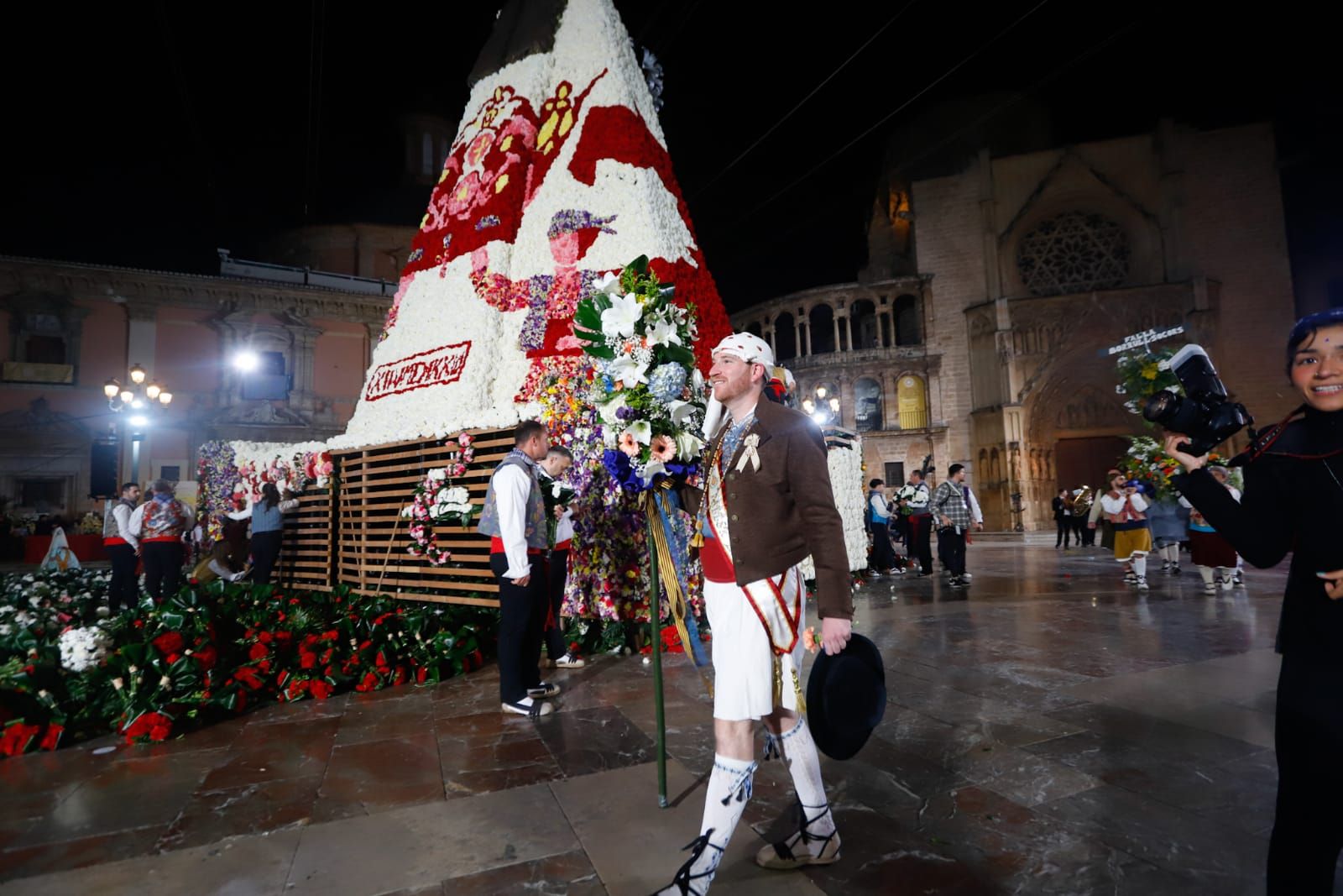 El Fallero Mayor de Borrull-Socors, Raúl Puerta, en la Ofrenda fallera a la Virgen