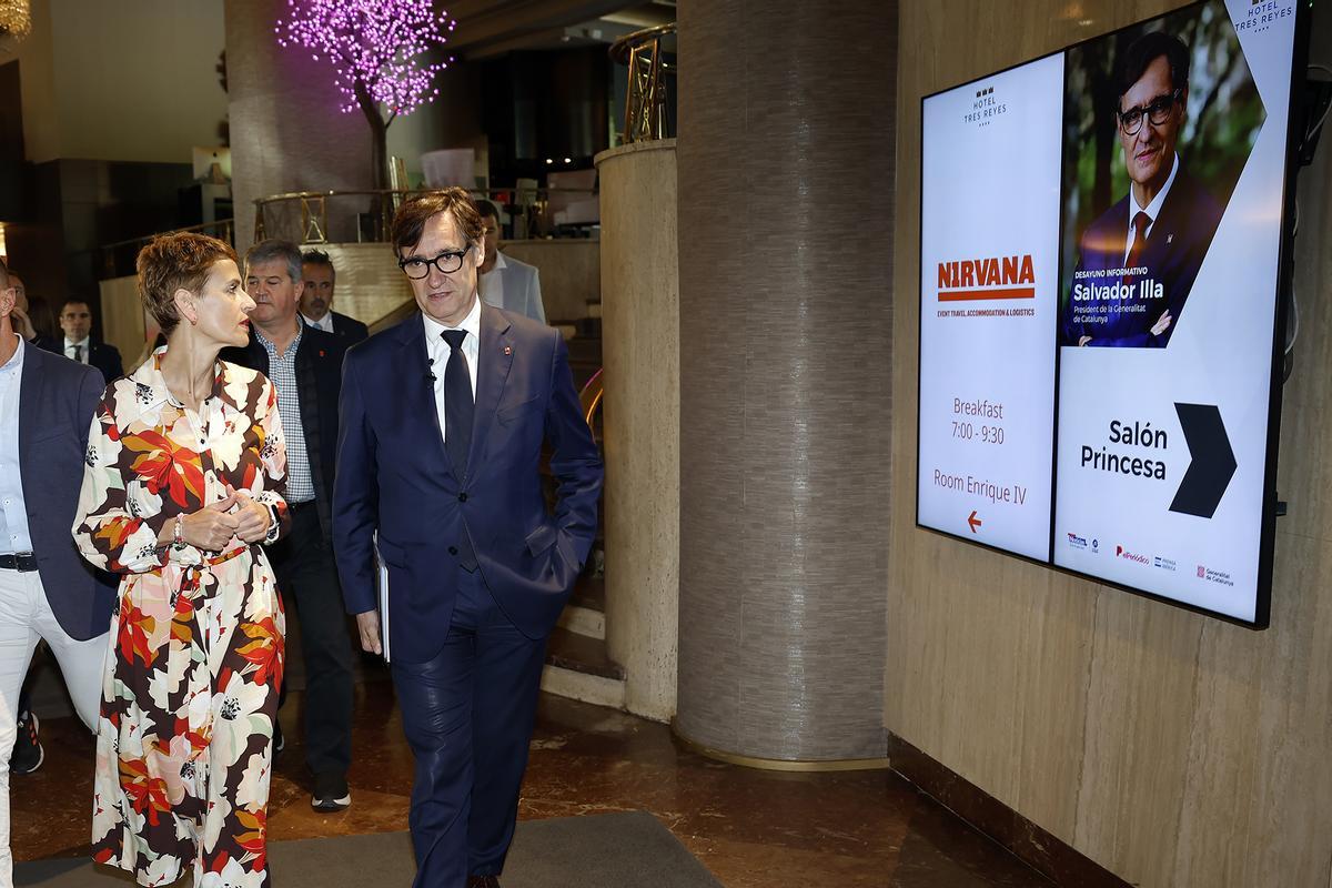 Desayuno informativo con Salvador Illa en Pamplona organizado por Diario de Noticias y EL PERIÓDICO. En la foto, María Chivite, presidenta de Navarra, acompaña a Salvador Illa, presidente de la Generalitat.