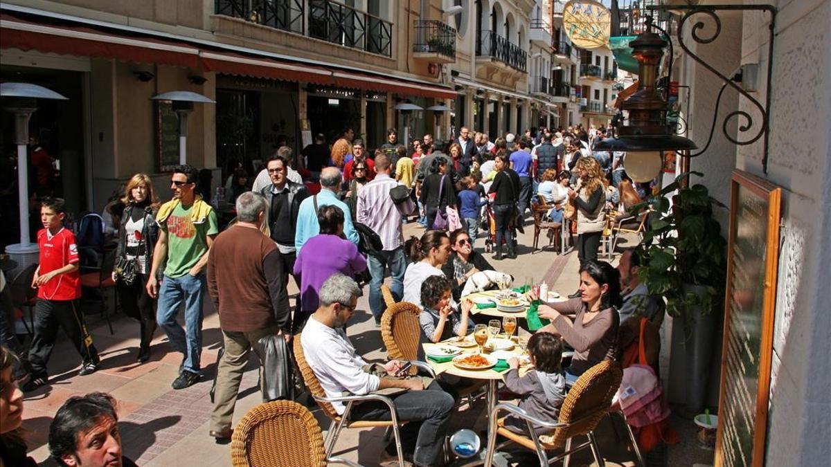 SITGES 02 04 2010 LA CALLE MARQUES DE MONTROIG CON SUS TERRAZAS CONOCIDA COMO LA CALLE DEL PECADO AL MEDIODIA DEL VIERNES SANTO FOTO EDWIN WINKELS