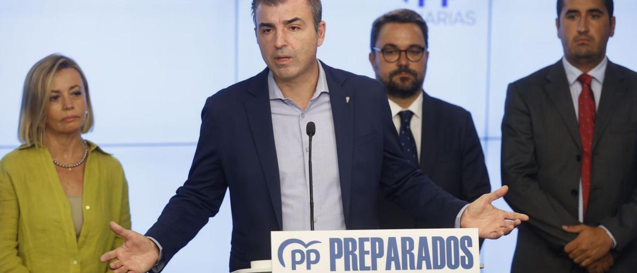 Manuel Domínguez, con varios de los representantes canarios del PP en las Cortes, en la sede de Génova.