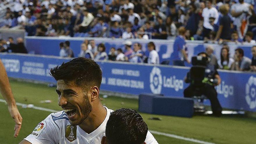 Asensio felicita a Dani Ceballos tras marcar en Medizorroza.