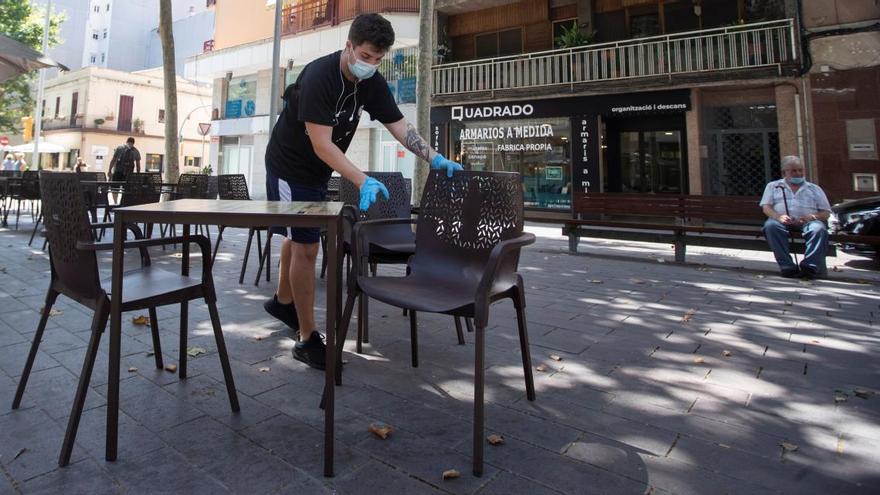 Un cambrer prepara el seu local a Gavà