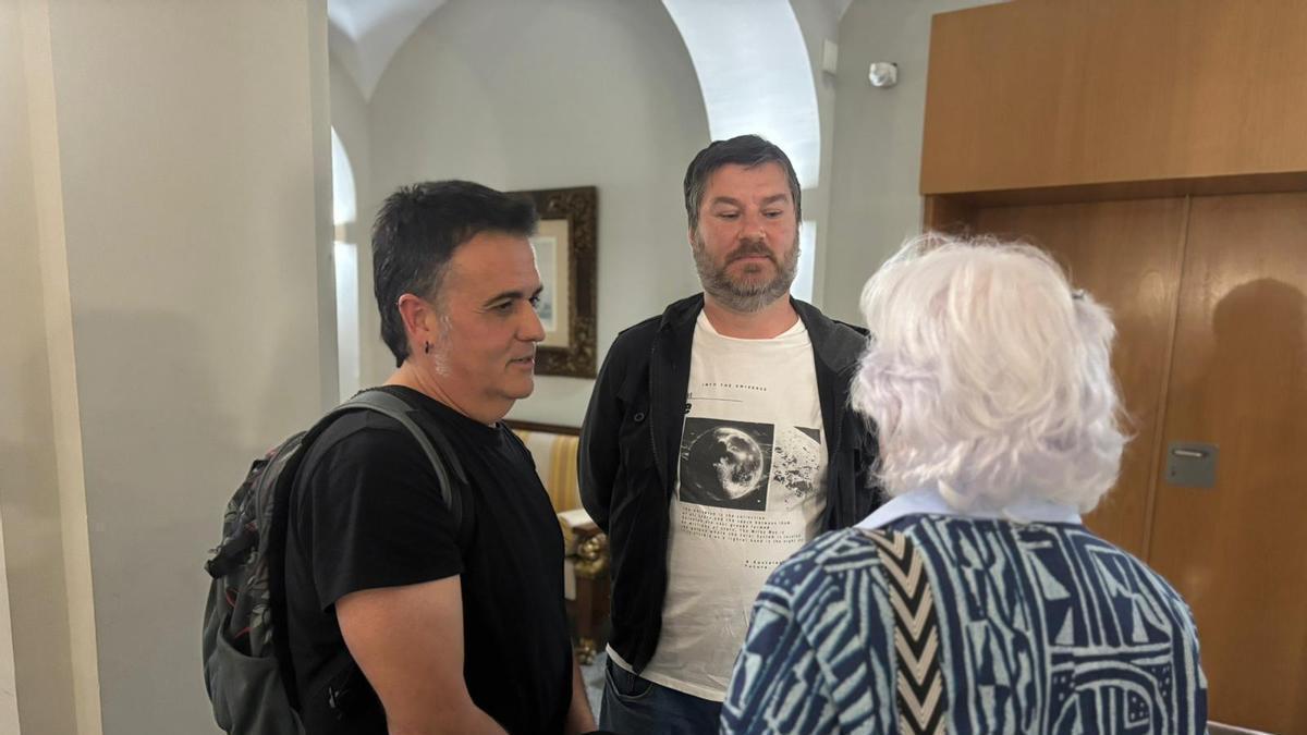 Juan Verdasco, a la izquierda, y Pedro Carrasco, en el centro, conversan con Conchita Ruiz en la Delegación del Gobierno en Badajoz.