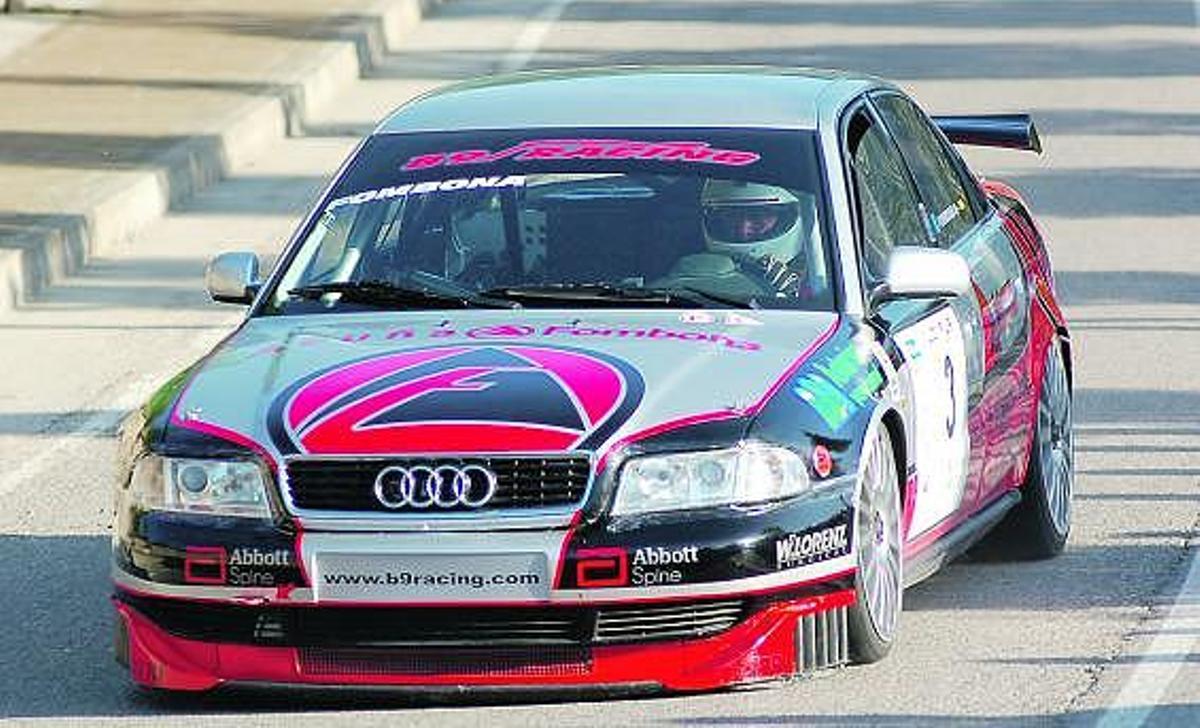 José A. López Fombona al volante del Audi A4 ST4.