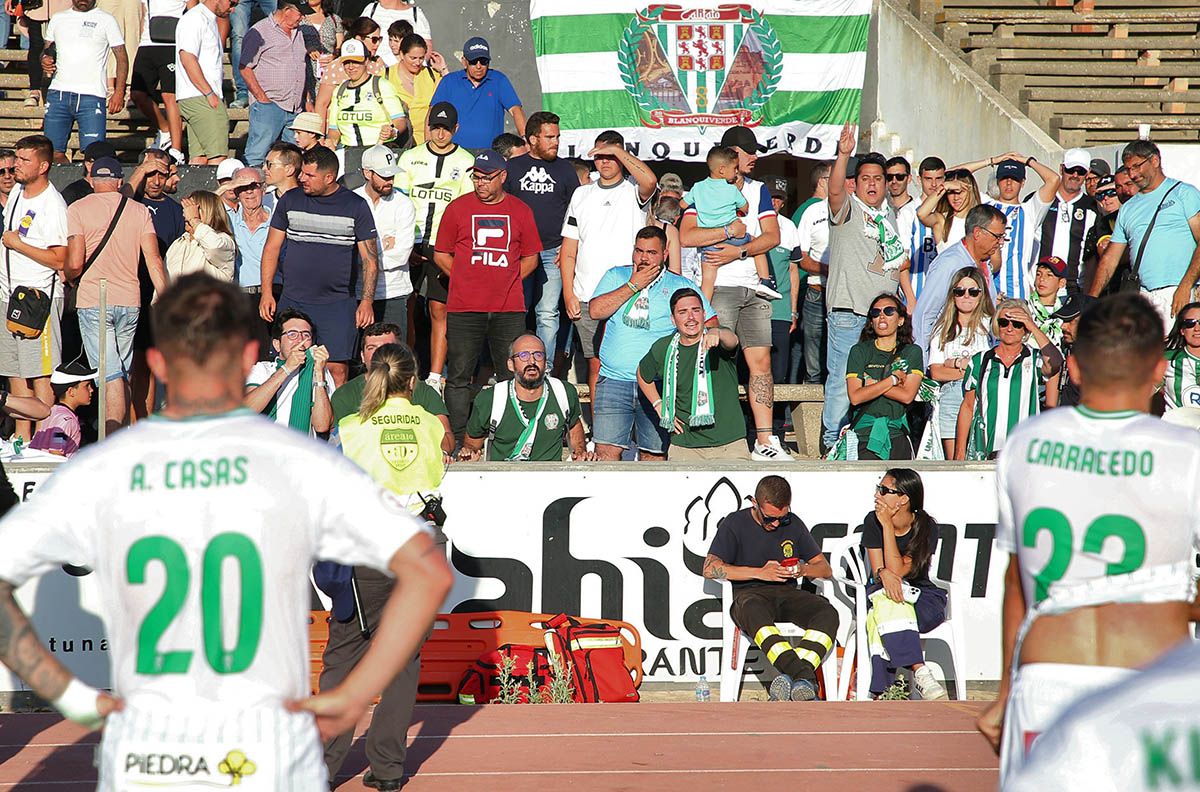 Aficionados cordobesistas piden explicaciones a los jugadores.