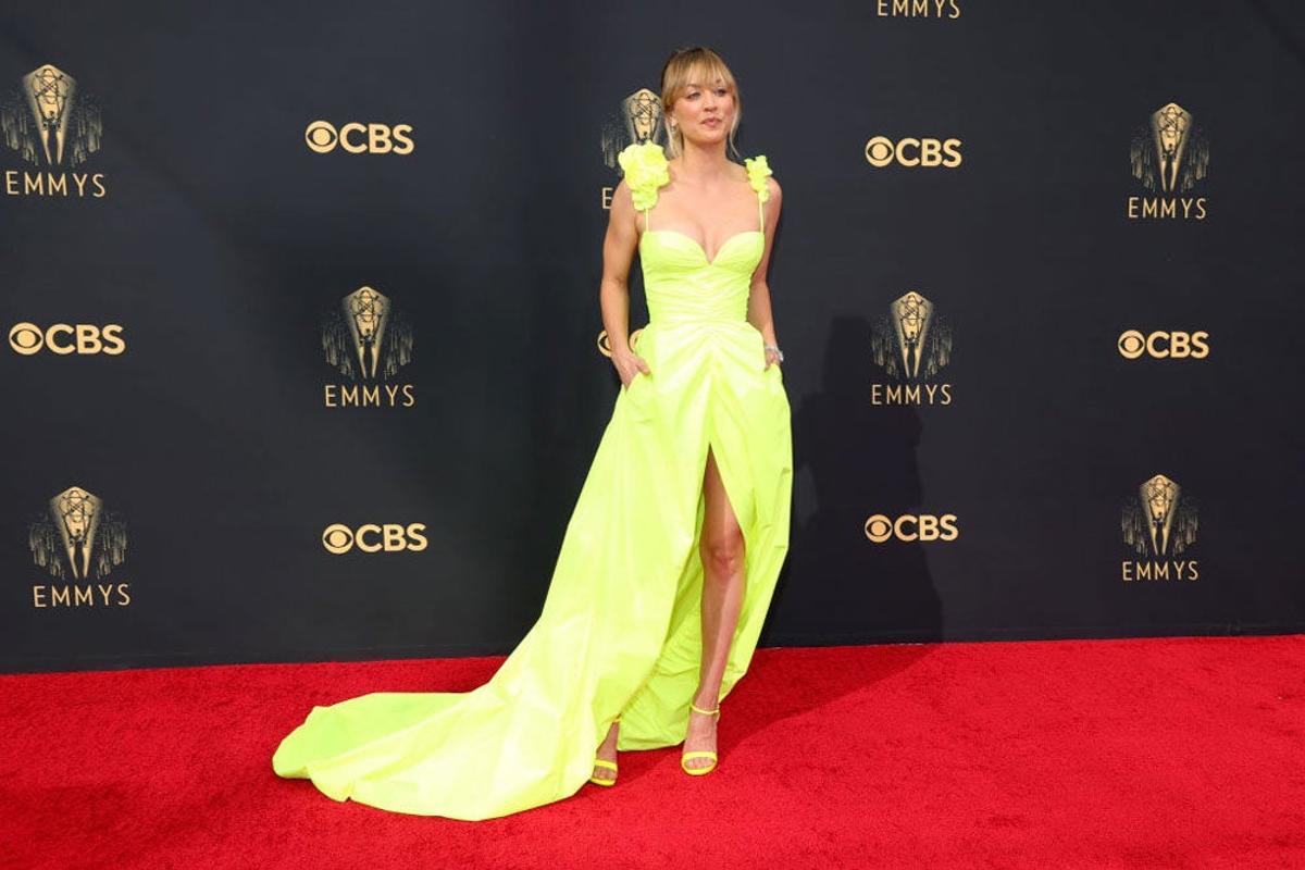 Kaley Cuoco con vestido flúor en los premios EMMYS