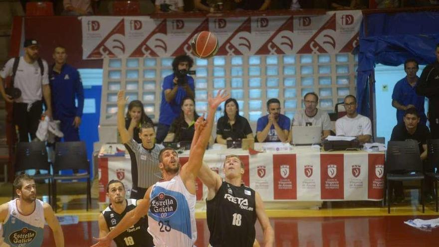 Salto inicial de Pechazek (Obradoiro, izquierda) y Kempton. // Noé Parga